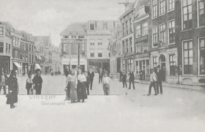 879175 Gezicht op de Ganzenmarkt te Utrecht met rechts het Hoofdbureau van Politie (Ganzenmarkt 13).
